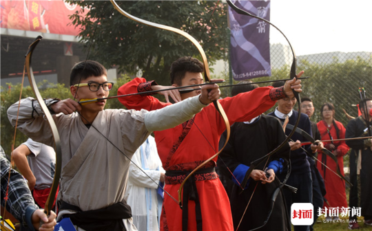 大学生传统射箭联赛在成都举行，大学生射箭比赛2023